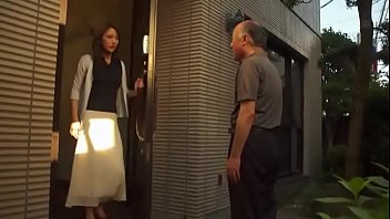 Старый японец вставил член в молодую женщину с ухоженным телом