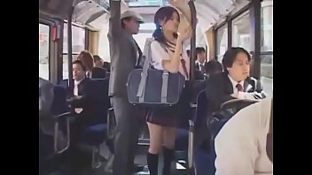 Пристает к японской студентке в общественном транспорте пришвартовываясь сзади